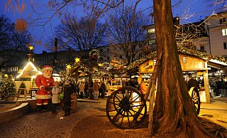 "Das Haus vom Nikolaus" (hinten) auf dem Altstädter Kirchplatz gehört zum Bielefelder Weihnachtsmarkt dazu. Der Platz rund um die Nicolaikirche rückt bei dem Rechtsstreit jetzt ins Zentrum. - Bielefeld Marketing