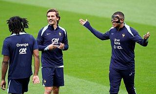 Frankreichs Kylian Mbappé (r) nimmt seinen Sturm-Partner Antoine Griezmann (M) in Schutz. - Hassan Ammar/AP