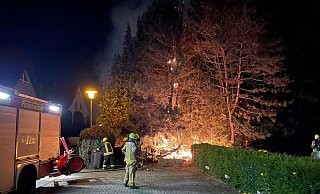 Die Flammen schlagen beim Eintreffen der Feuerwehr bereits bis in den Baumwipfel durch. - Feuerwehr Bad Lippspringe
