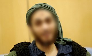 Der Angeklagte Tarik S. wartet am Donnerstag vor dem Oberlandesgericht in Düsseldorf auf den Prozessbeginn. - Dpa