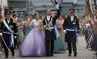 Julius Rochell und Theresa Göke sind das neue Beverungen Schützenkönigspaar. Sie werden flankiert von Schützenoberst Georg Dressler (l.) und Major Peter Riepe. - Torsten Wegener