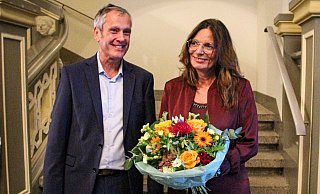 Wahlleiter Peter Böhm begrüßt Anke Theisen am Wahlabend in ihrem neuen Amtssitz – dem Herforder Rathaus. - Moritz Trinsch Wahlleiter Peter Böhm begrüßt Anke Theisen am Wahlabend in ihrem neuen Amtssitz – dem Herforder Rathaus. - Moritz Trinsch