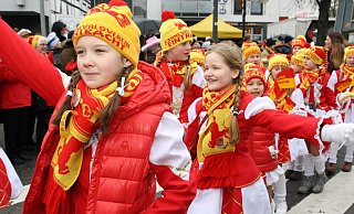 Die Kindertanzgarde und der Jugendelferrat der "Eintracht" von 1832 Delbrück folgten 2019 erstmals einem eigenen Themenwagen. - Regina Brucksch