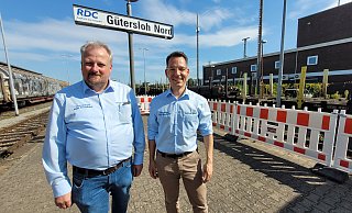 Mit Elan bei der Sache: Die Geschäftsführer Henrik Wilkening und Marcus Ebert stellten am Samstag beim "Tag der Schiene" öffentlich ihren Fahrplan vor, wie sie wieder Personenzüge aufs TWE-Gleis bringen wollen. - Ludger Osterkamp