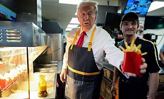 Schick in Schürze: Trump hat sein Jackett gegen die Arbeitskleidung bei McDonald\\\'s eingetauscht. - Doug Mills/The New York Times Pool via AP/dpa
