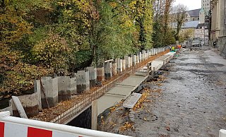 Die Arbeiten an der Ufermauer in der Paderborner Michaelsstraße sind schon weit fortgeschritten. - Birger Berbüsse
