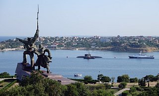 Hinter einem sowjetischen Denkmal liegen ein U-Boot und Kriegsschiffe der russischen Schwarzmeerflotte vor Anker in der Hafenstadt Sewastopol. (Archivbild). - Foto: Ulf Mauder/dpa