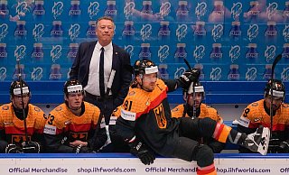 Eishockey-Bundestrainer Harold Kreis hofft wegen Olympia 2026 auf zusätzliche Motivation seiner Spieler. - Darko Vojinovic/AP