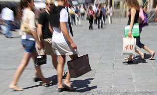 Daniel hoffte, sich eine bessere Welt kaufen zu können und glücklicher zu werden. Er kaufte in Geschäften und im Internet für bis zu 4.000 Euro pro Woche und mehr. Heute hat er 80.000 Euro Schulden. - FOTO: DPA