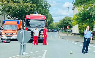 Der Lastwagen, der abbiegen wollte, steht noch. Der Roller, der den Lkw passierte, wurde vom Auto erfasst. - Christian Mathiesen