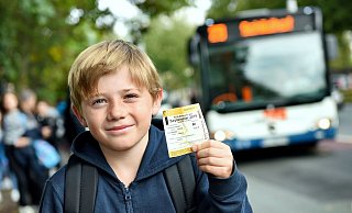 Die Politiker hoffen, dass ein rund um die Uhr gültiges Schülerticket Elterntaxis überflüssig machen könnte. - Barbara Franke