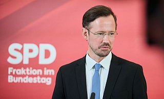 SPD-Fraktionsgeschäftsführer Wiese verweist darauf, dass sich die Koalition auf ein Gesamtrentenpaket verständigt hat. (Archivbild) - Annette Riedl/dpa