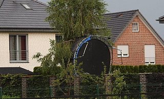 Wer große Trampolin-Geräte nicht ordentlich im Garten verankert, muss sie bei Sturm schnell suchen gehen. Und er muss auch hoffen, dass die großen Geräte keinen Schaden anrichten. - Symbolfoto: Guitano Darhoven