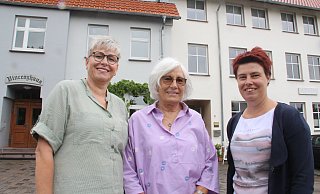 Die Dorfwerkstattsvorsitzenden Simone Otto (v. l.) und Ulla Römer-Stratmann mit Bauamtsvertreterin Anne Wochnik. - Repro: Burkhard Battran
