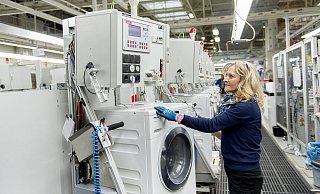 Ein Blick in die Endmontage der Miele-Waschmaschinen im Stammwerk Gütersloh. Für ergänzende Kapazitäten soll ein zusätzlicher Produktionsstandort in Polen errichtet werden. - Miele