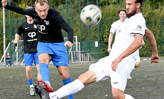 Volles Risiko: Kai Adrian (l.) vom FC Bad Oeynhausen bringt den Ball hier aus der Gefahrenzone, bevor Delbrücks Hasan Dere damit größeren Schaden bei den Hausherren anrichtet. - Jürgen Krüger