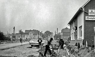 Der Name des gesuchten Hotels ist zu ahnen. Im Hintergrund der Baustelle liegen sich noch zwei Tankstellen gegenüber. - Georg Heese (Kommunalarchiv)