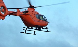 Ein Fahrradfahrer ist bei einem Unfall im Kreis Gütersloh lebensgefährlich verletzt worden. Auch ein Rettungshubschrauber war im Einsatz. - Symbilbild/dpa