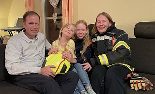 Bei ihnen hat die Feuerwehr einen großen Stellenwert: Stefan Kröger (v. l.), Amelie, Sophie und Stefanie Telthörster-Kröger sind eine Feuerwehrfamilie in dritter Generation. - Shannon-Lee Bendig