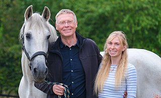 In seiner Freizeit ist Hiddenhausens Bürgermeister Andreas Hüffmann gerne am Reitstall und steigt selber in den Westernsattel von Schimmel Gandalf. Dabei ist er mit seiner Tochter Marie (29) ein eingeschworenes Team, das auch gemeinsam ausreitet. - Kathrin Weege