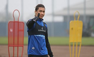 Daumen hoch: Der zuletzt angeschlagene SCP-Innenverteidiger Bashir Humphreys trainierte am Dienstag invididuell und soll am Mittwoch wieder ins Mannschaftstraining einsteigen. - Frank Beineke