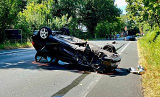 Eine 82-Jährige aus Verl kollidierte mit ihrem BMW mit einem anderen Pkw. Durch die Wucht des Aufpralls wurde ihr Pkw auf das Dach geschleudert. - Thorsten Heß