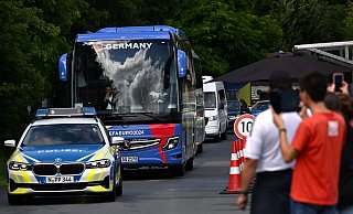 Der Bus der deutschen Fußball-Nationalmannschaft wird von der Polizei eskortiert. - Federico Gambarini/dpa