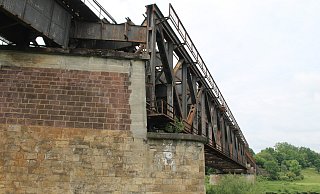 Die gute Infrastruktur wird von der BGZ als Standortkriterium für Würgassen genannt. Doch Gegner machen deutlich, dass vor allem die Bahnstrecke Mängel aufweist und saniert werden müssen, wie etwa das marode Bauwerk aus Vorkriegszeiten – die Brücke bei Meinbrexen. - Manuela Puls
