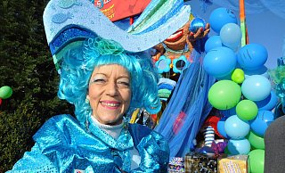 Mit dem Karneval aufgewachsen: Gabi Halstrick hat schon als Kind in ihrer süddeutschen Heimat begeistert an Umzügen teilgenommen. Mit 16 Jahren hat sie erstmals auf der Bühne gestanden. Überglücklich ist die freischaffende Architektin (54) gewesen, als sie nach dem Umzug erkannt hat, dass auch in Stukenbrock groß gefeiert wird. - FOTO: KARIN PRIGNITZ