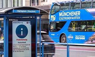 Anzeigetafeln sind Teil des sogenannten Warnmittel-Mix, der sicherstellen soll, dass möglichst jeder eine Warnung erhält. - Leonie Asendorpf/dpa