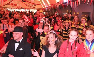 Im Saal in Ossendorf herrscht eine tolle Stimmung im Publikum, ebenfalls überwiegend bunt kostümiert. - Burkhard Battran