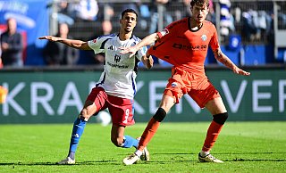 Hamburgs Robert Glatzel testet die Trikot-Qualität von Paderborns Calvin Brackelmann. - Witters