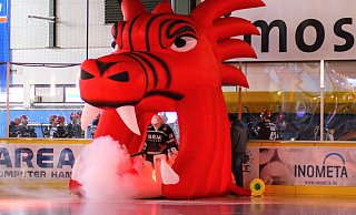 Einlaufzeremonie ohne Zuschauer: Herfords Eishockey-Cracks müssen auf die Unterstützung ihrer Fans weiterhin verzichten. - Yvonne Gottschlich