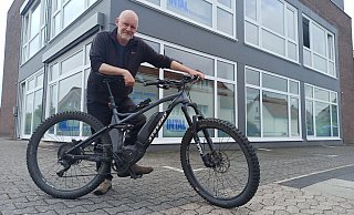 22,5 Stundenkilometer: Das ist die Durchschnittsgeschwindigkeit, die der Tacho auf dem E-Mountainbike von Mathias Kretschmer anzeigt.  - Oliver Herold