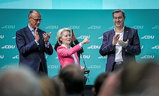 CDU-Chef Friedrich Merz (l, CDU), EU-Kommissionspräsidentin Ursula von der Leyen und CSU-Chef Markus Söder stehen beim CDU-Bundesparteitag gemeinsam auf dem Podium. - Kay Nietfeld/dpa