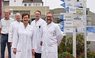 Haben es mit ihren Teams auf die stern-Liste geschafft (v. l.): Andreas Kutta (Chefarzt Urologie/ Kinderurologie), Olaf Schibille und Hiltrun Erle (beide Leiter des Diabeteszentrums), Christoph Windisch (Chefarzt der Klinik für Orthopädie), Szabolcs Szeöke (Chefarzt der Klinik für Wirbelsäulenchirurgie/Neurotraumatologie). - BBT Gruppe