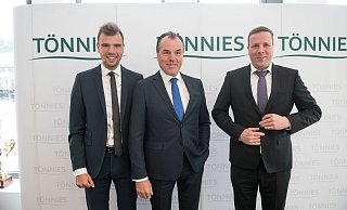 Ständig  im Streit: Robert Tönnies (r.) hält die Hälfte der Unternehmensanteile, Clemens und sein Sohn Maximilian (l.) teilen sich die andere Hälfte. - picture alliance / Bernd Thissen/dpa