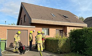 Bei einem Küchenbrand in einem Wohnhaus an der Uhlandstraße wurden drei Bewohner verletzt. - Ralph Meyer