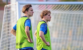 Jungspund Luis Engelns (l.) absolviert derzeit sein zweites Trainingslager beim SC Paderborn. Und dabei ist er nun selbst ein Profifußballer. - Oliver Krato