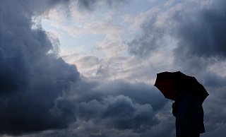 In NRW startet die Woche wechselhaft: Regen, Gewitter, Wolken und Sonne stehen an. - Martin Gerten/dpa