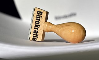 Statt nach der Geburt auf Wolke 7 zu schweben erlebte ein junges Paar in Herford eine Bürokratie-Odyssee. - Ralf Hirschberger/dpa-Zentralbil