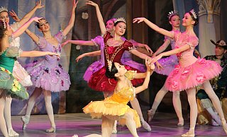 Mit großem Zeremoniell wird der 16. Geburtstag von Dornröschen gefeiert. Da ist die Stimmung auf der Bühne im Theater im Park noch unbeschwert. - Elke Niedringhaus-Haasper