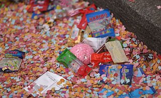 Konfetti und Kamelle nach dem Rosenmontagsumzug. - Ina Fassbender/dpa