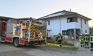 Die Feuerwehr ist mit den Einheiten Salzkotten, Thüle, Verne und Verlar im Einsatz. - Ralph Meyer Die Feuerwehr ist mit den Einheiten Salzkotten, Thüle, Verne und Verlar im Einsatz. - Ralph Meyer