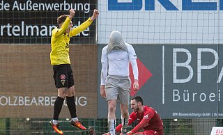 Zum Verkriechen: Während Can Özkan den Ausgleich feiert, sind Lars Lokotsch und Torhüter Niclas Heimann nur noch bedient. Foto: Noah Wedel - Noah Wedel