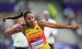 Die deutsche Leichtathletik um Kugelstoß-Olympiasiegerin Yemisi Ogunleye soll für das kommende Jahr deutlich weniger Geld vom Bund bekommen. - Michael Kappeler/dpa