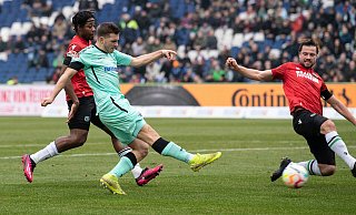 SCP-Akteur Robert Leipertz, der hier gegen die 96-Verteidiger Julian Börner (r.) und Bright Arrey Mbi zum Abschluss kommt, erzielte in Hannover seine Saisontore Nummer zehn und elf. - dpa