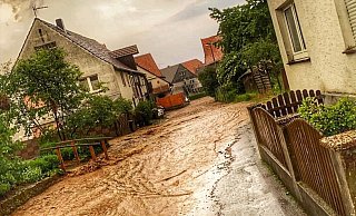Wieder sorgte Starkregen für Überschwemmungen in Erkeln. - Feuerwehr Brakel