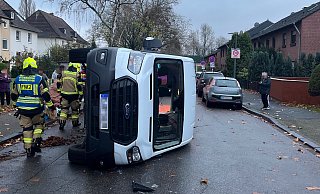 Der Ford Transit ist durch den Zusammenprall auf die Seite gekippt. - Polizei Gelsenkirchen