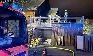 Auf einem Balkon auf dem Dach einer Doppelgarage an der Frannz-Hitze-Straße brannten die hölzernen Fußbodenbohlen. - Ralph Meyer